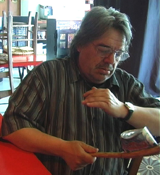 Bernard joue du kantsa malgache